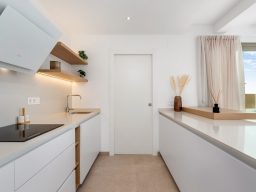 Fully-fitted-kitchen-with-cooker-and-sink